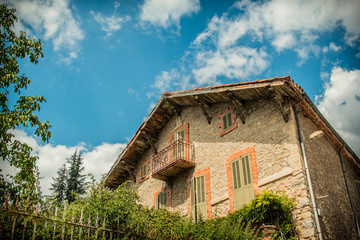 Fototapeta premium Maison dans le village du Peyruis