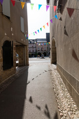 Rue en fête de Sauveterre de Rouergue dans l'Aveyron