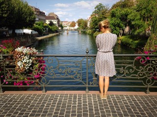 Frau auf Brücke