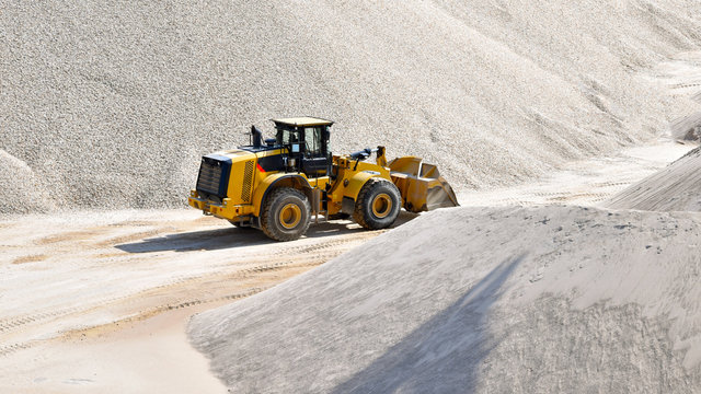 Radlader in einem Kieswerk - Abbau von Sand und Kies // Wheel Loader in a gravel pit