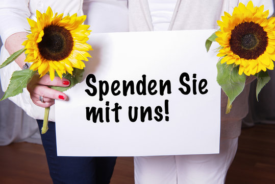 freiwillige Helferinnen fordern uim Spenden auf