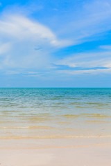 Fototapeta na wymiar Beautiful wave sea and beach in Thailand.