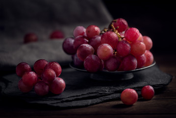 feuchte, rote Trauben auf Schieferplatte