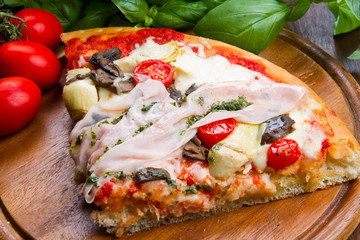 pizza with ham and cheese