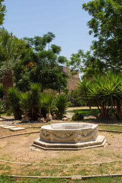 Кипр. Вид старинного Венецианского фонтана в парке города Фамагуста.