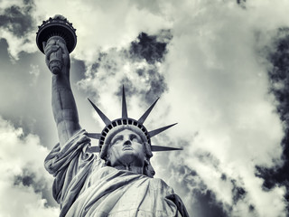 Fototapety  Statua Wolności z dramatycznym niebem