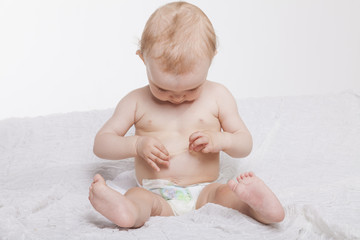 Baby untersucht sich selbst die Haut und schaut fragend