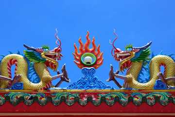Fototapeta na wymiar Status dragon on the roof of the shrine