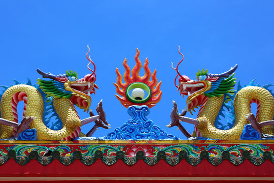 Status dragon on the roof of the shrine