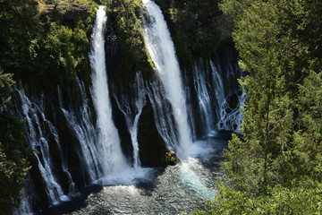 Obraz premium The beautiful McArthur-Burney Falls State Park, Northern California 