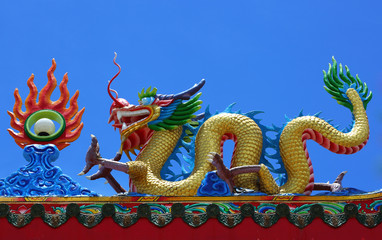 Fototapeta premium Dragon statue on the roof of a Chinese temple