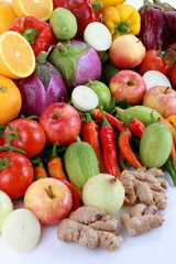 Fototapeta na wymiar Frutta , ortaggi e zenzero