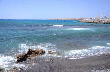 Fototapeta na wymiar Piękna czarna żwirowa plaża w Las Galletas na południu Teneryfy 