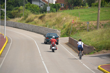 bicicleta circulando por el arcén