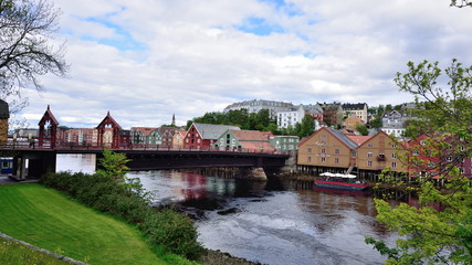 Fototapeta na wymiar Le vieux pont de Trondheim et les vieux entrepôts, Norvège