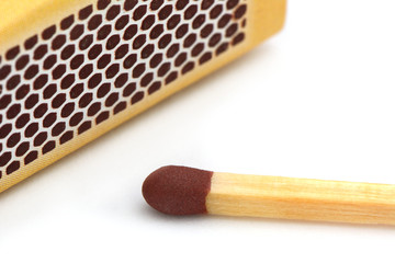 braunes Streichholz mit Streichholzschachtel