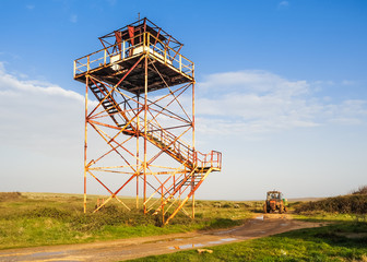 Alter Wachturm aus Metall in der Landschaft