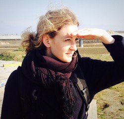 Frau blickt in die Ferne