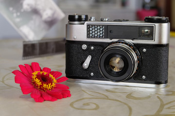 Small-format rangefinder camera unreleased since 1977 in the Soviet Union. Photo intention to make a shallow depth of field.