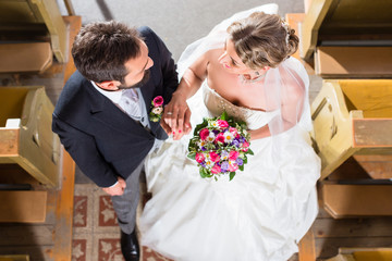 Brautpaar bei Hochzeit in Kirche von oben