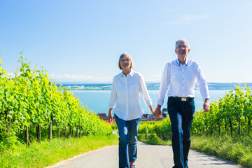 Senioren Frau und Mann bei Spaziergang im Sommer