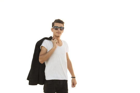 ceketini omuzuna asan erkek model