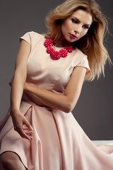 Naklejka premium ROmantic blonde lady posing in studio.