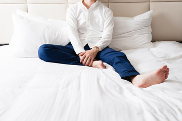 ダブルベッドと男性