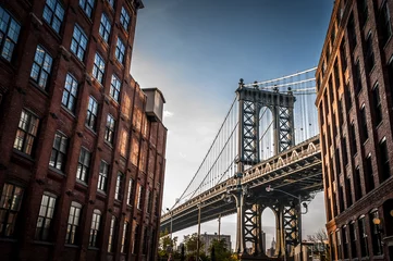 Crédence de cuisine en verre imprimé Brooklyn Bridge Pont de Manhattan vu d& 39 une ruelle étroite entourée de deux bâtiments en briques par une journée ensoleillée en été
