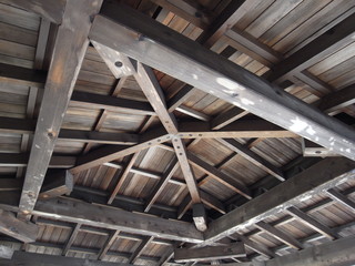 公園東屋の屋根裏