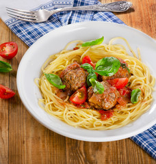 Pasta with meatballs and fresh basil
