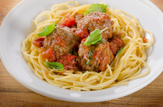 Pasta with meatballs and basil