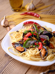 Spaghetti with mussels, tomatoes and garlic