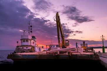 Fischereihafen an der Adria zur Abenddämmerung