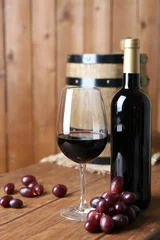 Fotobehang Beautiful still life with wine and grape on wooden table © Africa Studio