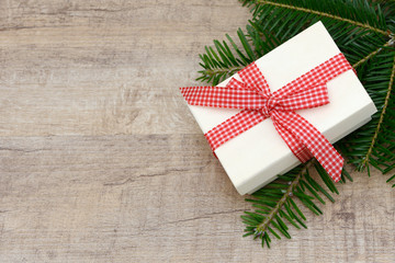 Weihnachtsgeschenk auf Tannenzweig
