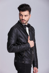 Obraz premium handsome young business man wearing a leather jacket