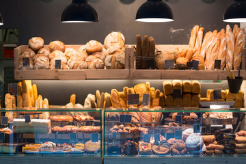 Moderne bakkerij met assortiment brood