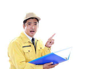 指示する笑顔の宅配人