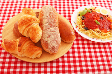 おいしそうなスパゲティとパン