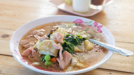 Fried noodle with pork and broccoli