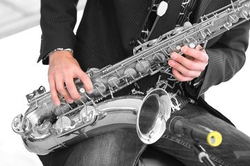 Obraz premium musician plays saxophone