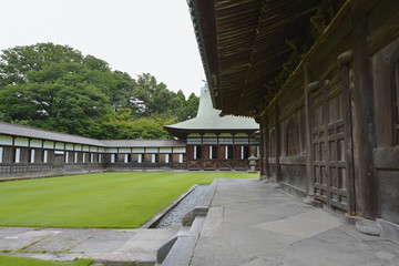瑞龍寺仏殿と回廊