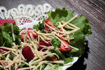 Strawberry salad leaves nuts