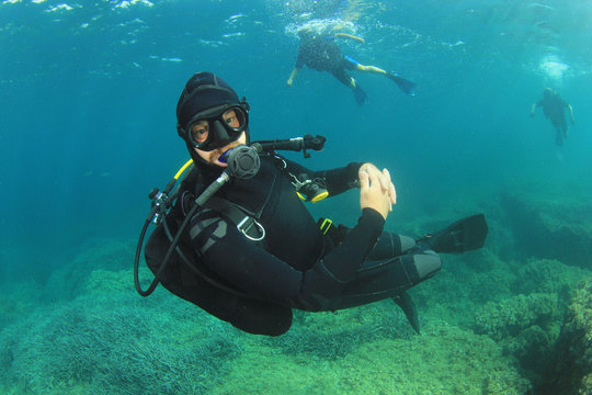 Scuba diving instructor supervises open water students