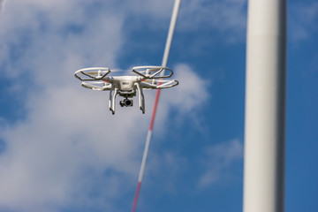 ferngesteuerte Quadrokopter Kamera Drohne im Flug an einer Windkraftanlage