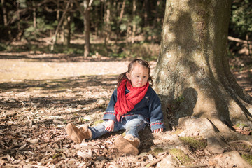 公園で遊ぶ少女