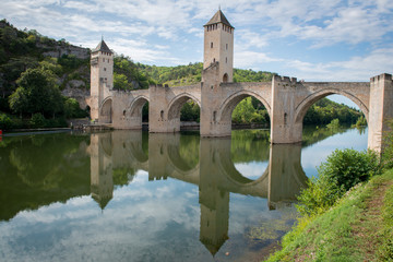 Fototapeta na wymiar Pont Valentré à Cahors 