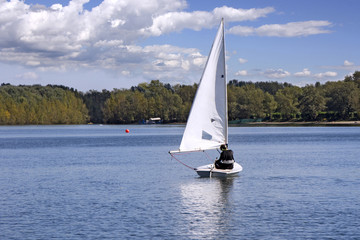 Kleines weißes Boot Segeln auf dem See