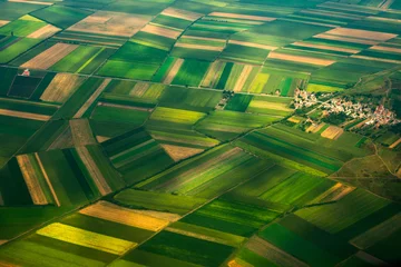 Fototapeten Draufsicht Luftbild von Siedlungen und Feldern © YARphotographer